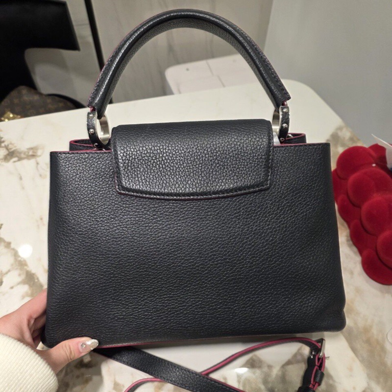 【99新✨經典設計✨多功能用法】LV Capucines bb 藏藍色 金扣 單肩手提包 斜背　-4