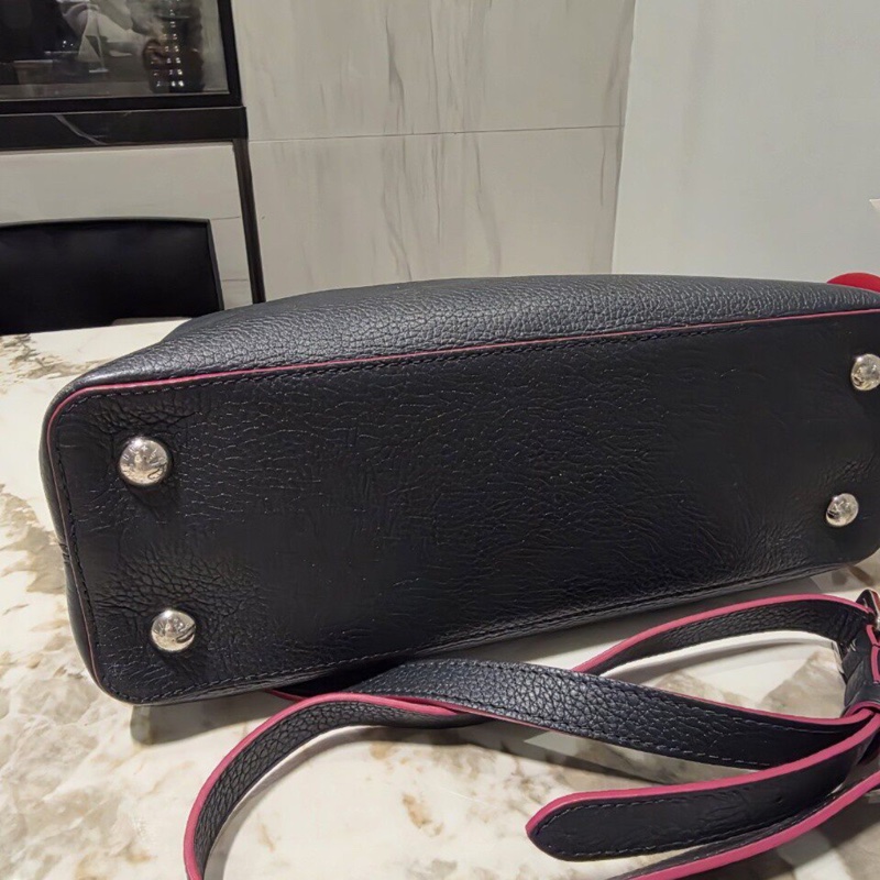 【99新✨經典設計✨多功能用法】LV Capucines bb 藏藍色 金扣 單肩手提包 斜背　-6