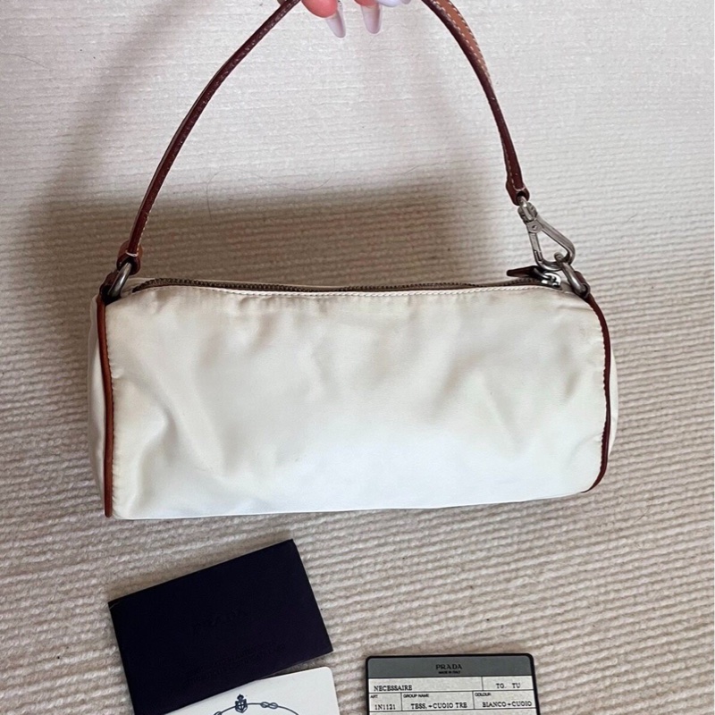【中古經典✨罕有白色😍全網最低價】Prada hobo中古奶白色尼龍圓桶腋下包-1