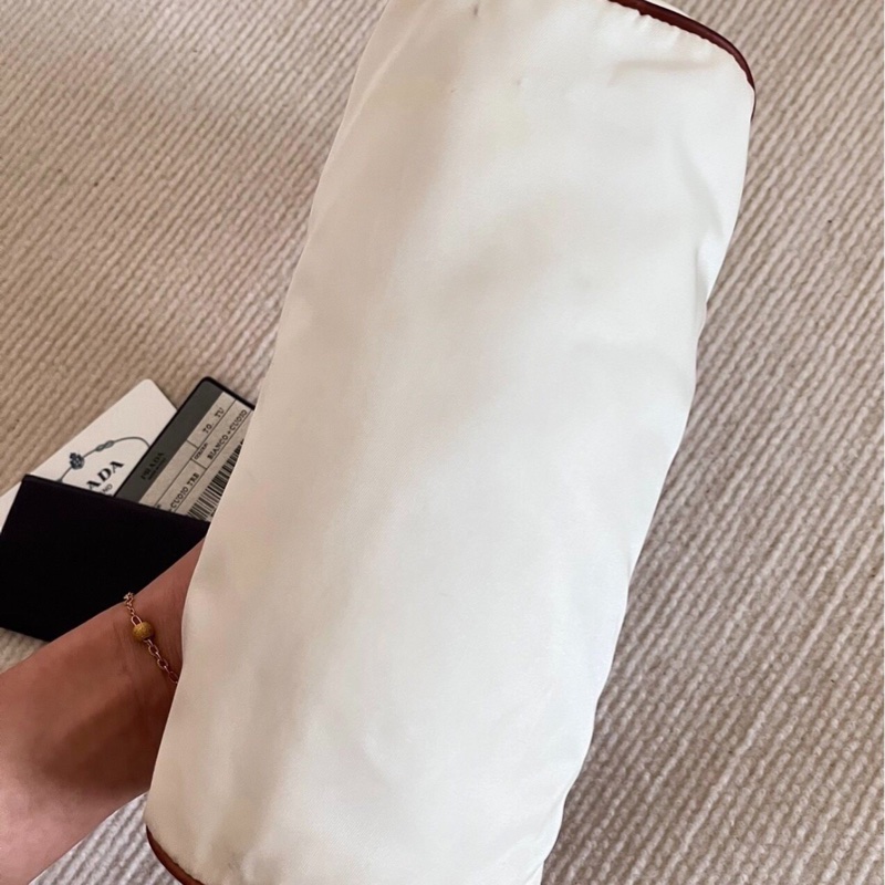 【中古經典✨罕有白色😍全網最低價】Prada hobo中古奶白色尼龍圓桶腋下包-3