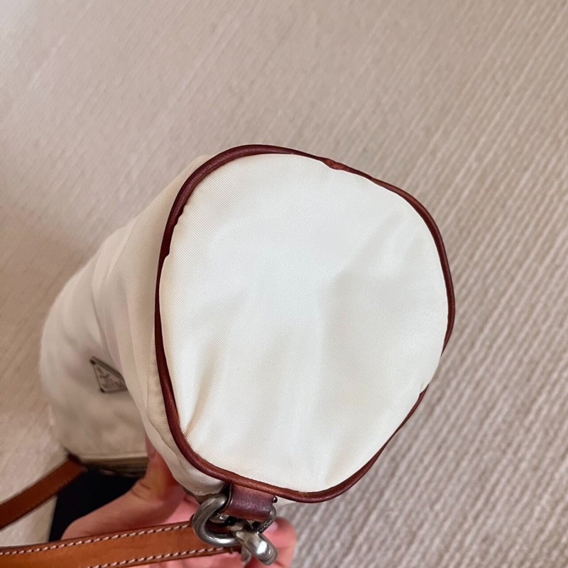 【中古經典✨罕有白色😍全網最低價】Prada hobo中古奶白色尼龍圓桶腋下包-4