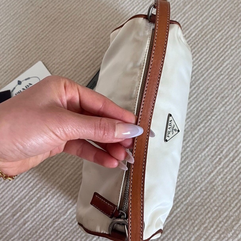 【中古經典✨罕有白色😍全網最低價】Prada hobo中古奶白色尼龍圓桶腋下包-5