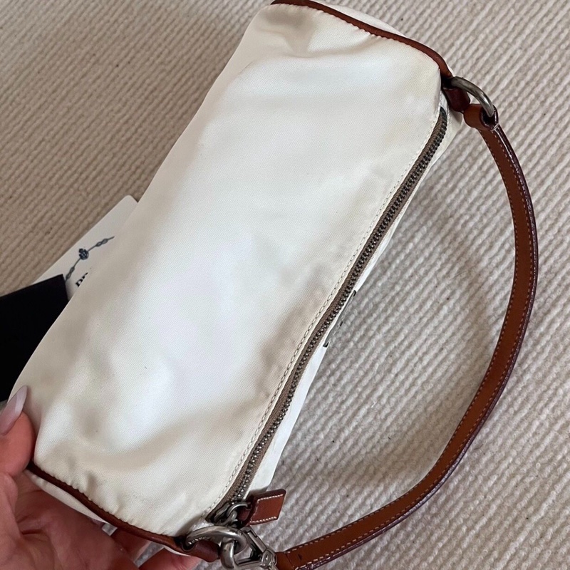 【中古經典✨罕有白色😍全網最低價】Prada hobo中古奶白色尼龍圓桶腋下包-6