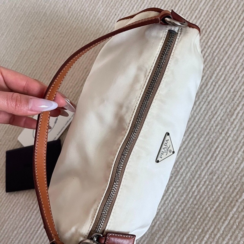 【中古經典✨罕有白色😍全網最低價】Prada hobo中古奶白色尼龍圓桶腋下包-7