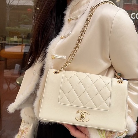 【誰背誰溫柔😍全網最低價✨極高性價比】Chanel 奶昔白羊皮金扣琺瑯扣CF翻蓋包