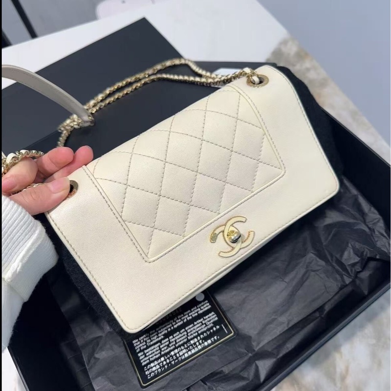 【誰背誰溫柔😍全網最低價✨極高性價比】Chanel 奶昔白羊皮金扣琺瑯扣CF翻蓋包-2