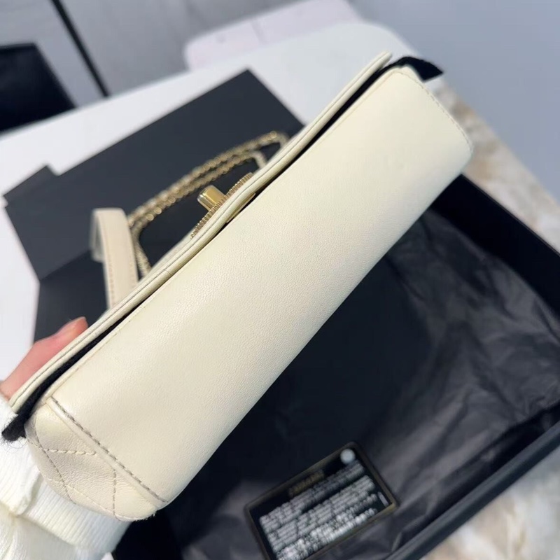 【誰背誰溫柔😍全網最低價✨極高性價比】Chanel 奶昔白羊皮金扣琺瑯扣CF翻蓋包-3
