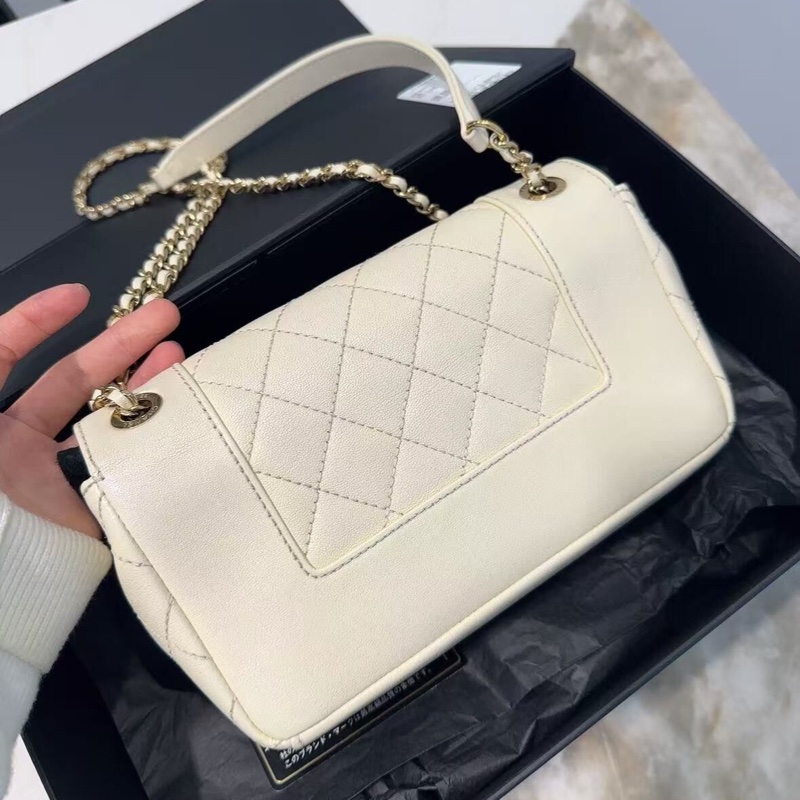 【誰背誰溫柔😍全網最低價✨極高性價比】Chanel 奶昔白羊皮金扣琺瑯扣CF翻蓋包-4