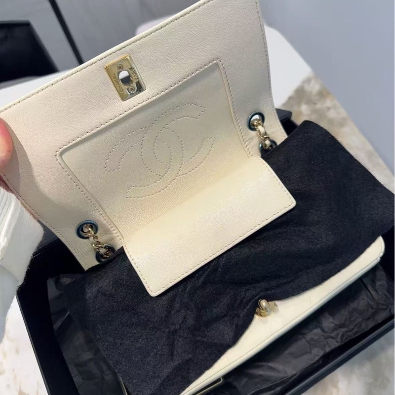 【誰背誰溫柔😍全網最低價✨極高性價比】Chanel 奶昔白羊皮金扣琺瑯扣CF翻蓋包-6
