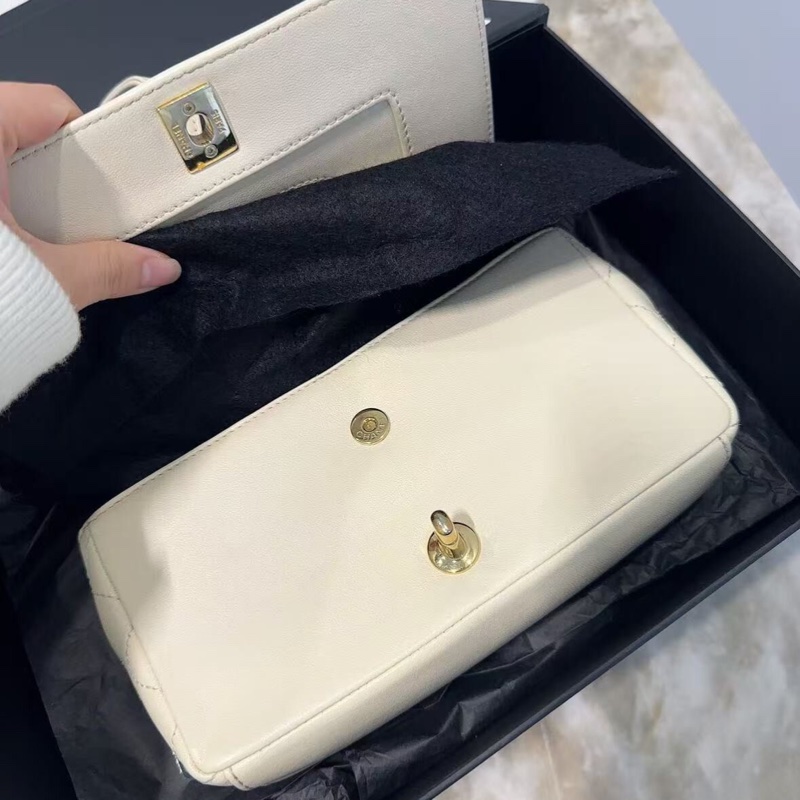 【誰背誰溫柔😍全網最低價✨極高性價比】Chanel 奶昔白羊皮金扣琺瑯扣CF翻蓋包-7