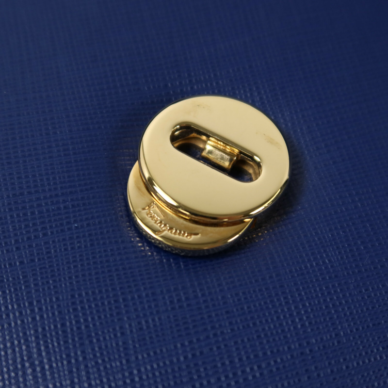 Salvatore Ferragamo 牛皮皮革Vara Gini Chain Shoulder金扣鏈帶肩背袋-8