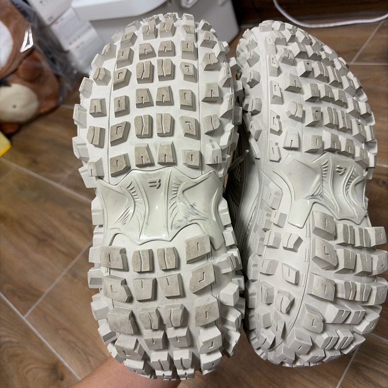 巴黎世家 輪胎鞋 蛋殼色 42號-8