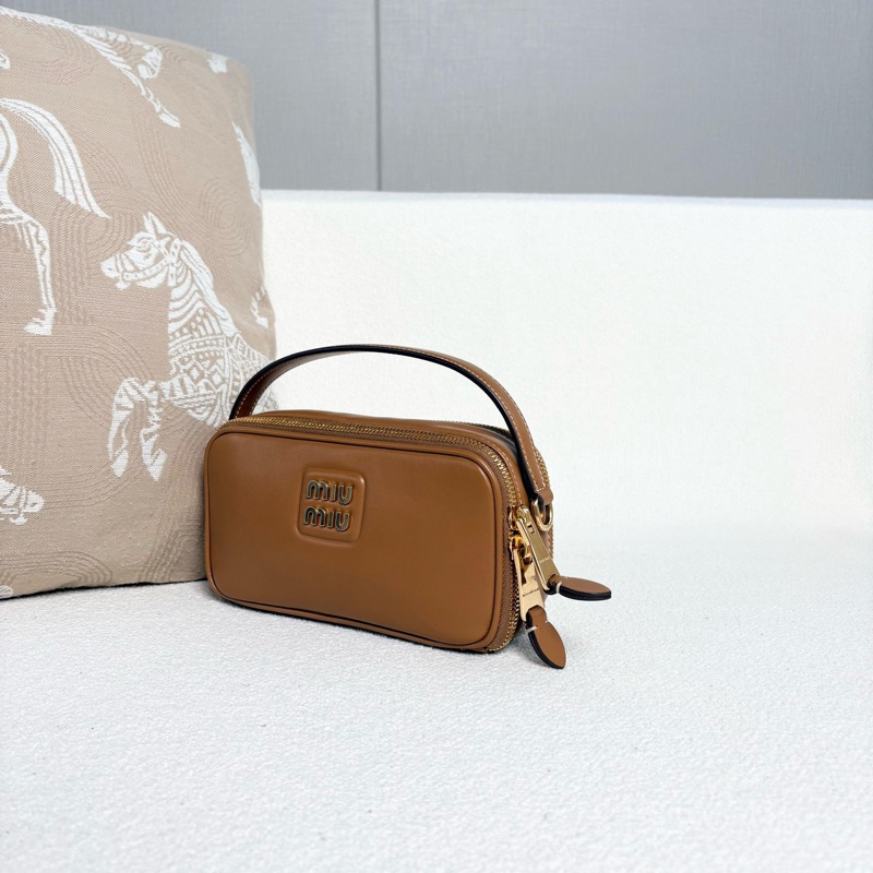 Miumiu 保齡球相機包 棕色金扣 羊皮 肩帶可以調節-5