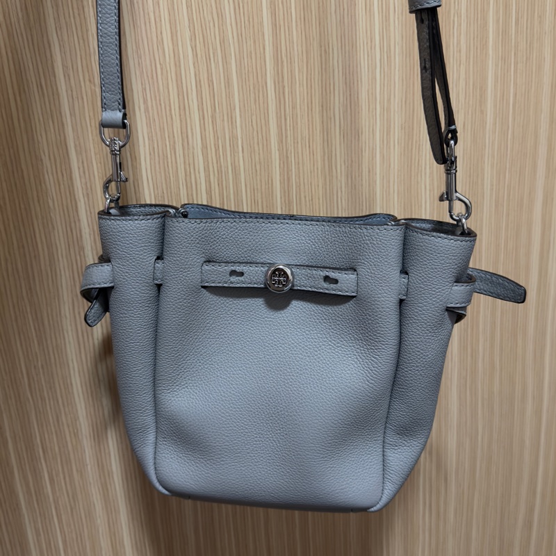 TORY BURCH Romy 鈕扣金屬標誌荔紋牛皮扣帶肩 斜背水桶包(小款/灰色)-0