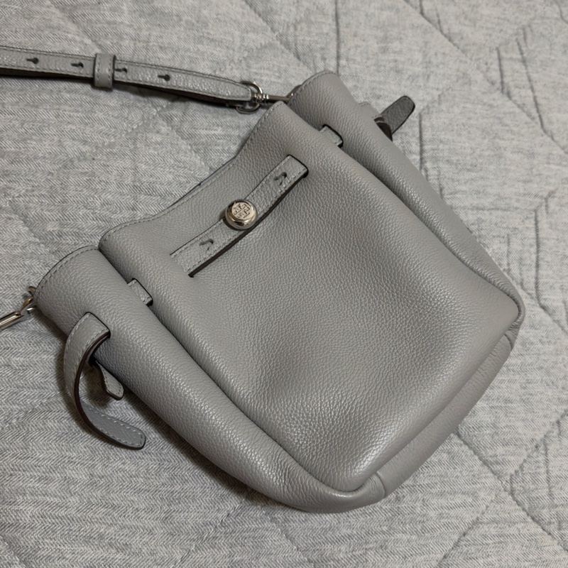 TORY BURCH Romy 鈕扣金屬標誌荔紋牛皮扣帶肩 斜背水桶包(小款/灰色)-1