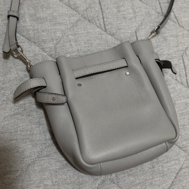 TORY BURCH Romy 鈕扣金屬標誌荔紋牛皮扣帶肩 斜背水桶包(小款/灰色)-2