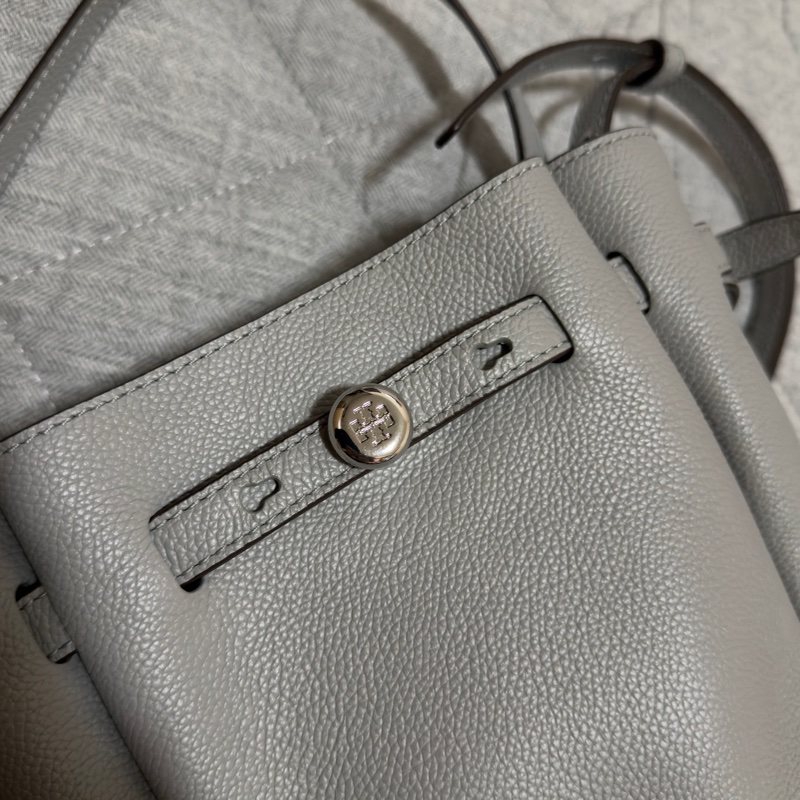 TORY BURCH Romy 鈕扣金屬標誌荔紋牛皮扣帶肩 斜背水桶包(小款/灰色)-5