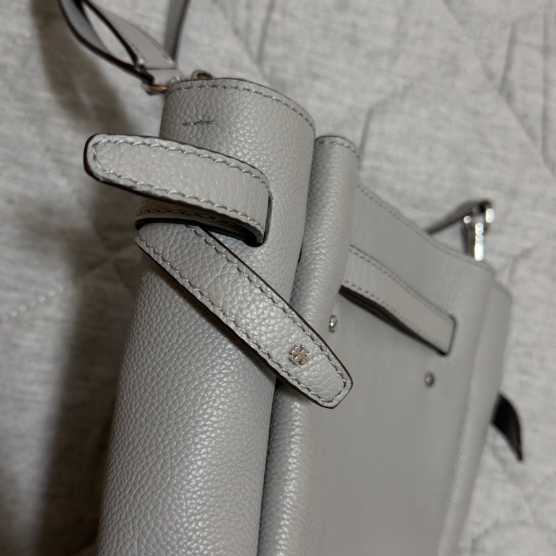 TORY BURCH Romy 鈕扣金屬標誌荔紋牛皮扣帶肩 斜背水桶包(小款/灰色)-10
