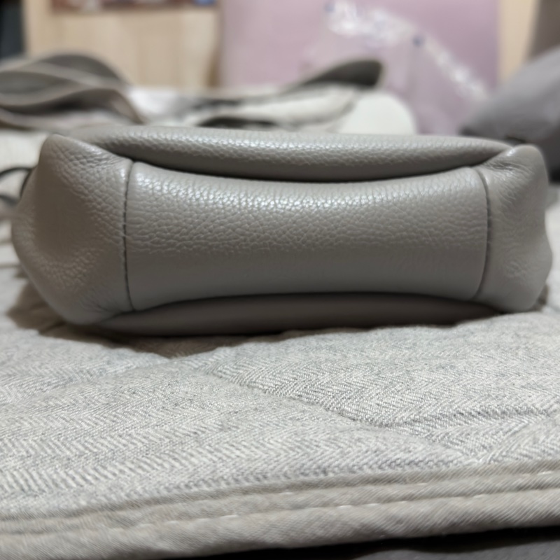 TORY BURCH Romy 鈕扣金屬標誌荔紋牛皮扣帶肩 斜背水桶包(小款/灰色)-11