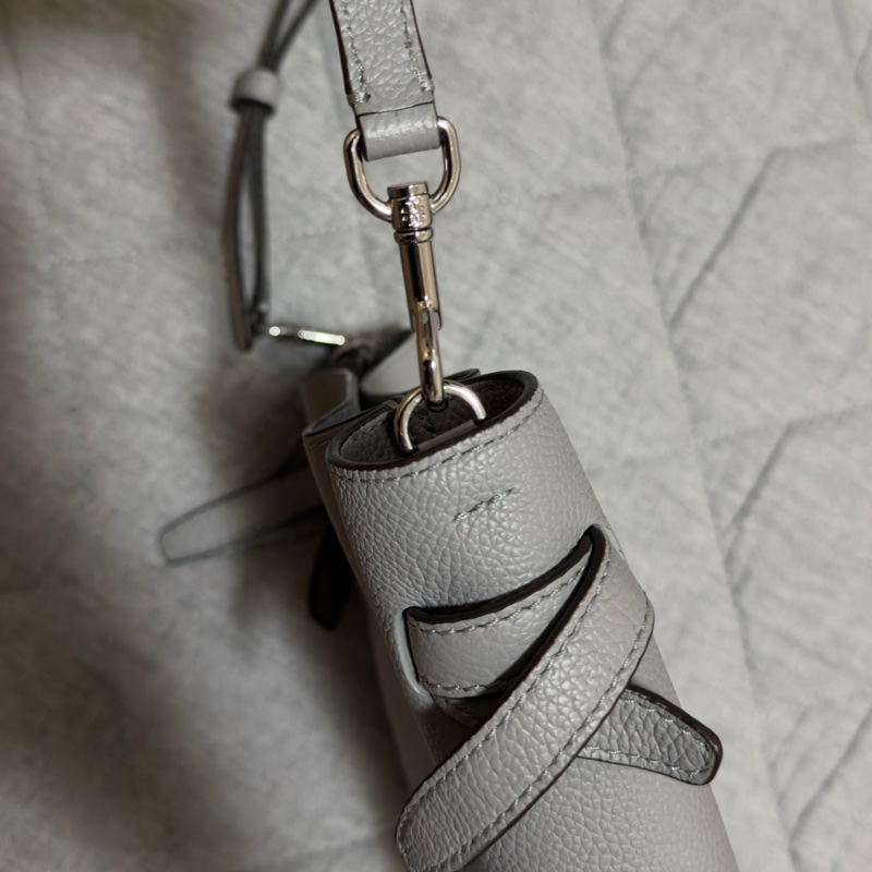 TORY BURCH Romy 鈕扣金屬標誌荔紋牛皮扣帶肩 斜背水桶包(小款/灰色)-16