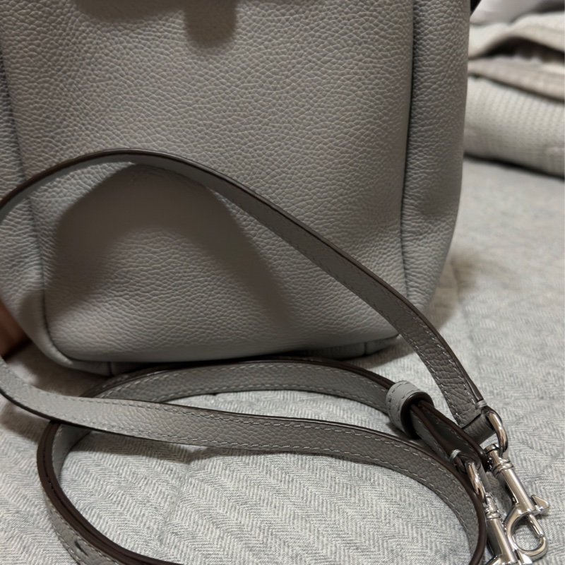 TORY BURCH Romy 鈕扣金屬標誌荔紋牛皮扣帶肩 斜背水桶包(小款/灰色)-18