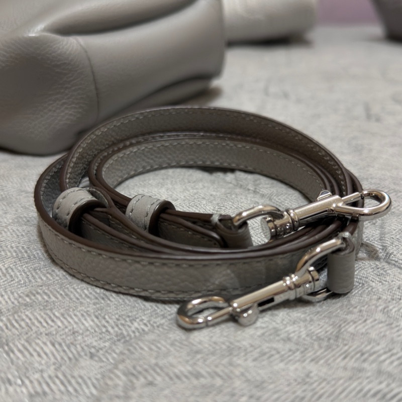 TORY BURCH Romy 鈕扣金屬標誌荔紋牛皮扣帶肩 斜背水桶包(小款/灰色)-19