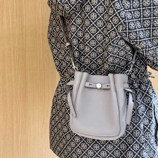 TORY BURCH Romy 鈕扣金屬荔枝牛皮扣帶 斜背水桶包(小款/灰色）-6