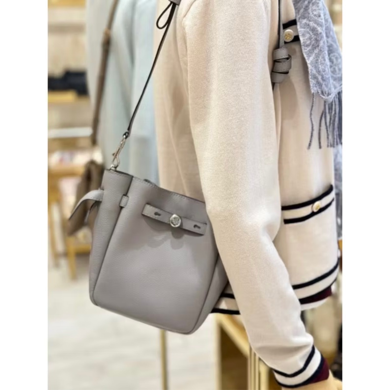 TORY BURCH Romy 鈕扣金屬荔枝牛皮扣帶 斜背水桶包(小款/灰色）-7