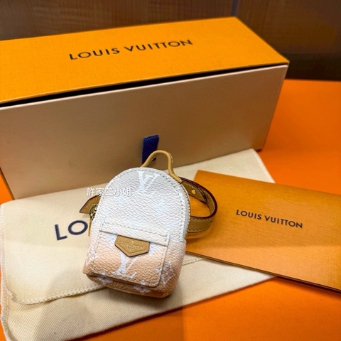 Louis Vuitton 99新 只裝得下可愛手腕包/吊飾