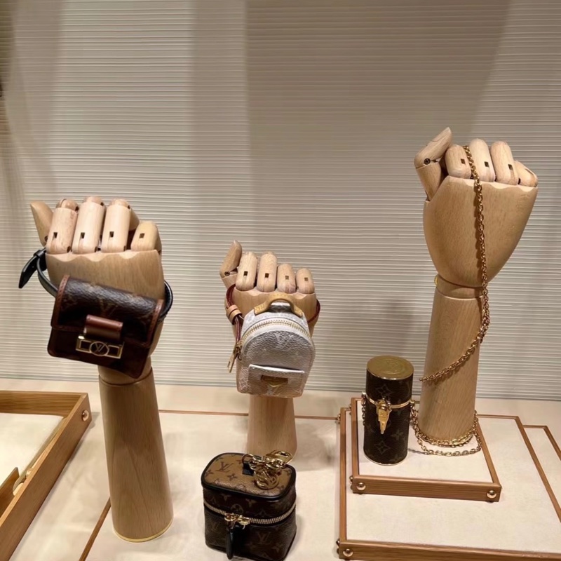 Louis Vuitton 99新 只裝得下可愛手腕包/吊飾-4