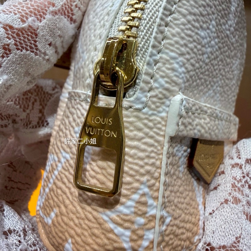 Louis Vuitton 99新 只裝得下可愛手腕包/吊飾-5