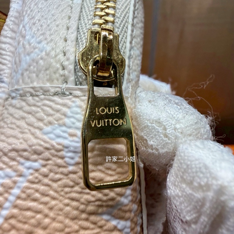 Louis Vuitton 99新 只裝得下可愛手腕包/吊飾-7