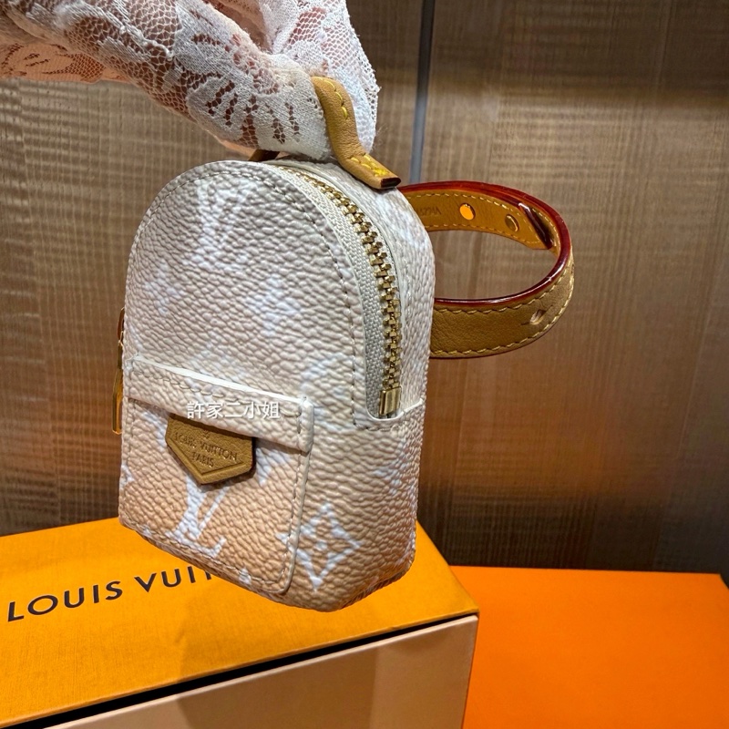 Louis Vuitton 99新 只裝得下可愛手腕包/吊飾-9