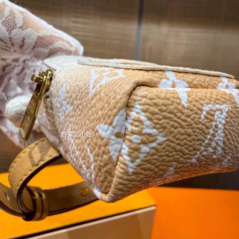 Louis Vuitton 99新 只裝得下可愛手腕包/吊飾-11