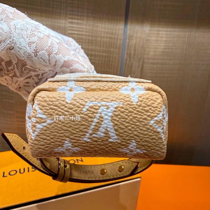 Louis Vuitton 99新 只裝得下可愛手腕包/吊飾-12