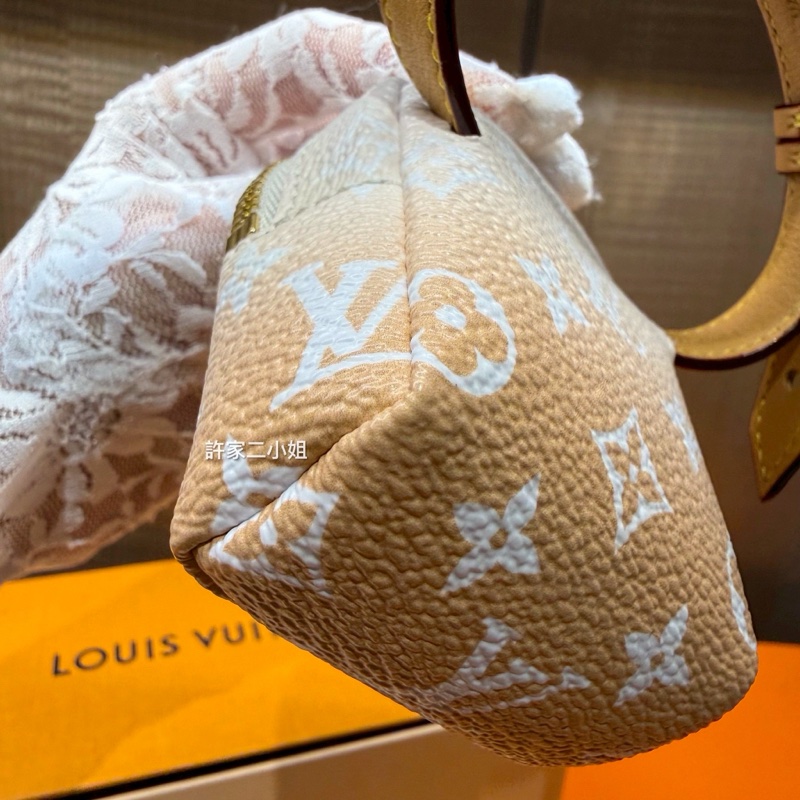Louis Vuitton 99新 只裝得下可愛手腕包/吊飾-14