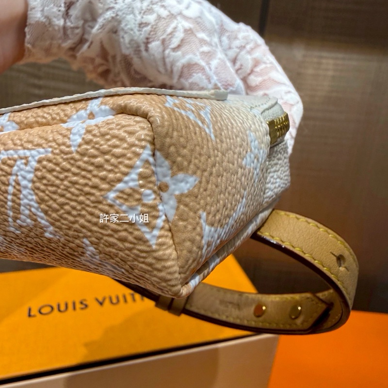 Louis Vuitton 99新 只裝得下可愛手腕包/吊飾-15