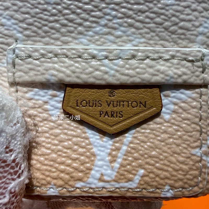 Louis Vuitton 99新 只裝得下可愛手腕包/吊飾-16