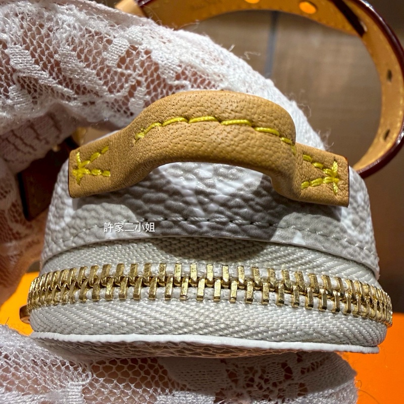 Louis Vuitton 99新 只裝得下可愛手腕包/吊飾-18