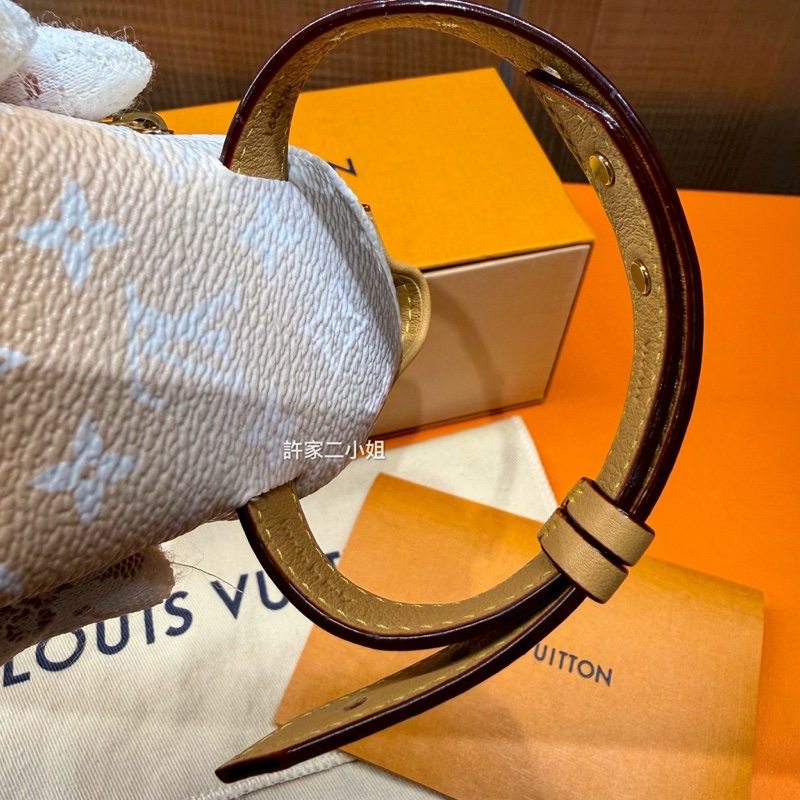 Louis Vuitton 99新 只裝得下可愛手腕包/吊飾-19