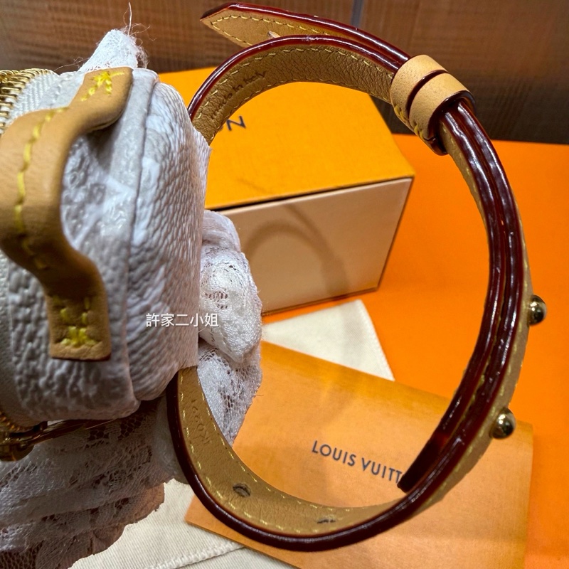 Louis Vuitton 99新 只裝得下可愛手腕包/吊飾-20