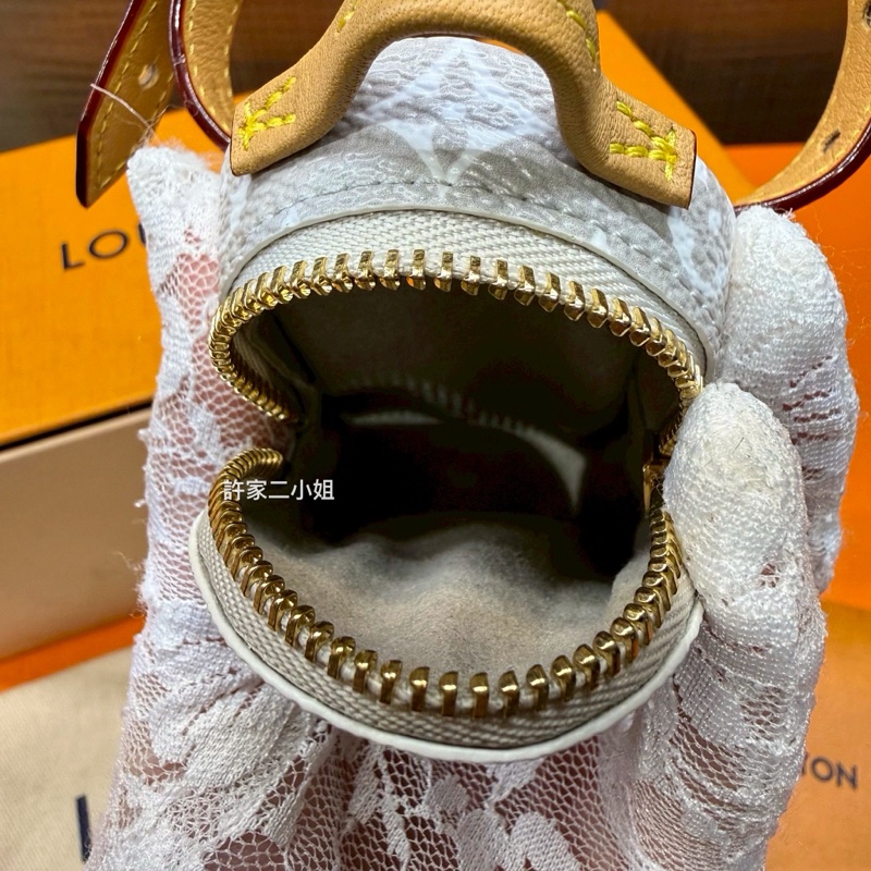 Louis Vuitton 99新 只裝得下可愛手腕包/吊飾-21