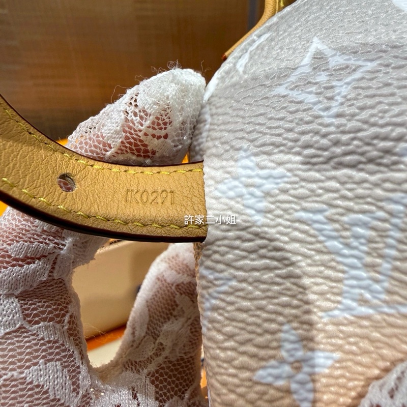 Louis Vuitton 99新 只裝得下可愛手腕包/吊飾-23