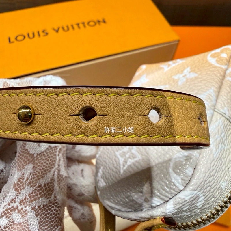 Louis Vuitton 99新 只裝得下可愛手腕包/吊飾-24