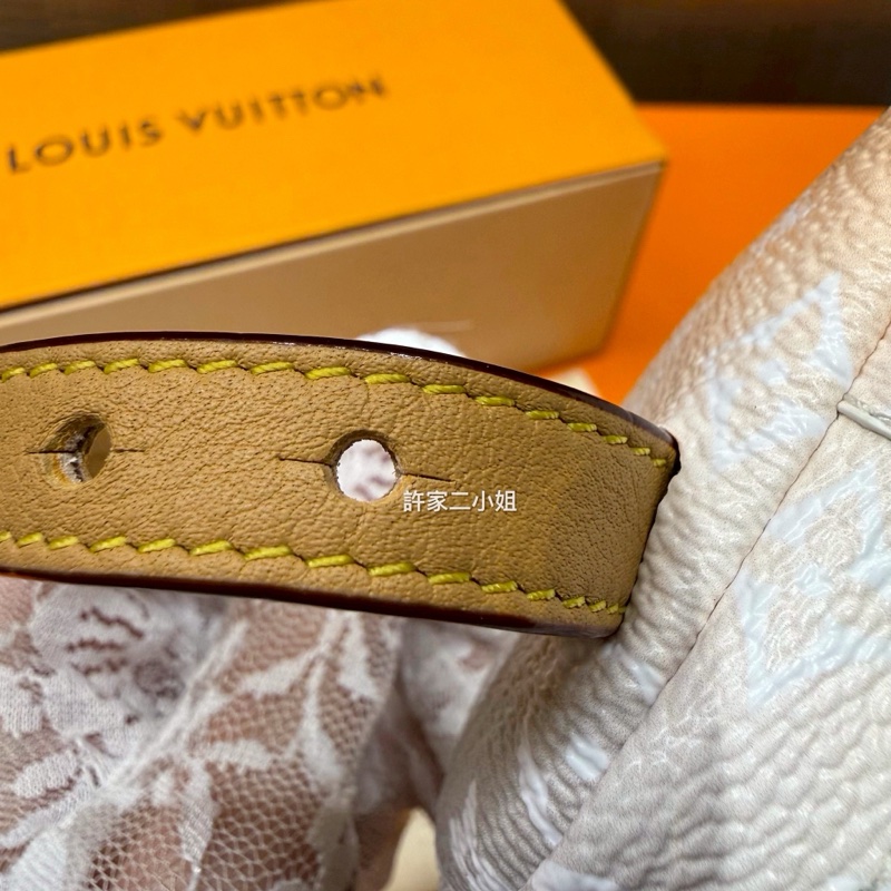 Louis Vuitton 99新 只裝得下可愛手腕包/吊飾-25