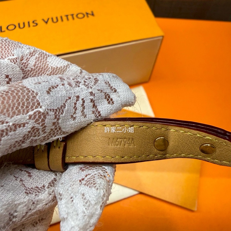 Louis Vuitton 99新 只裝得下可愛手腕包/吊飾-26
