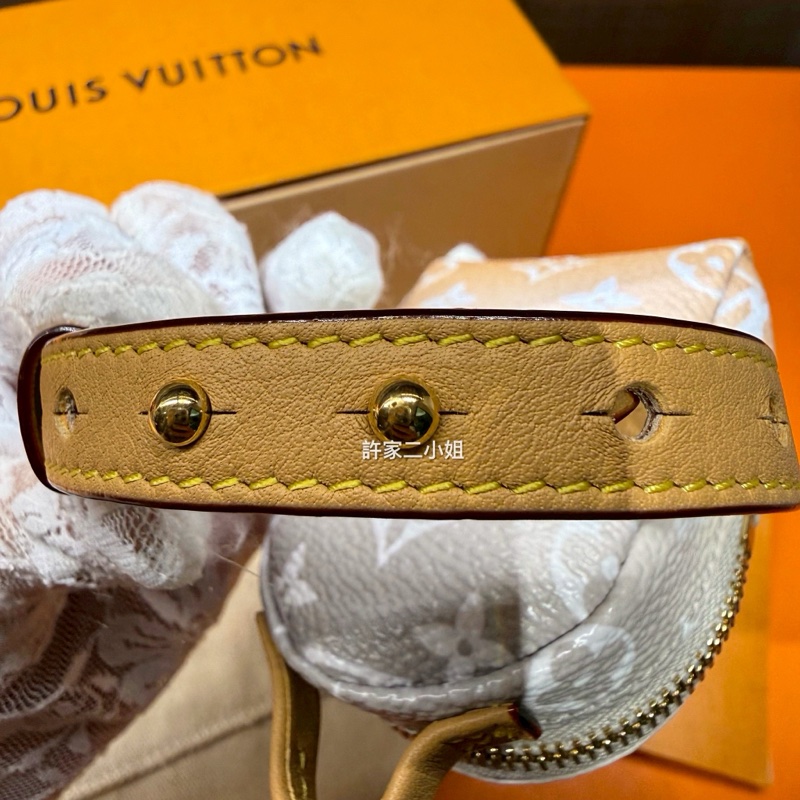 Louis Vuitton 99新 只裝得下可愛手腕包/吊飾-29