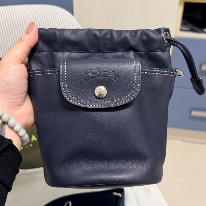 Longchamp Le Pliage Xtra XS 奔馬烙印牛皮抽繩水桶包 斜背包 深藍-2