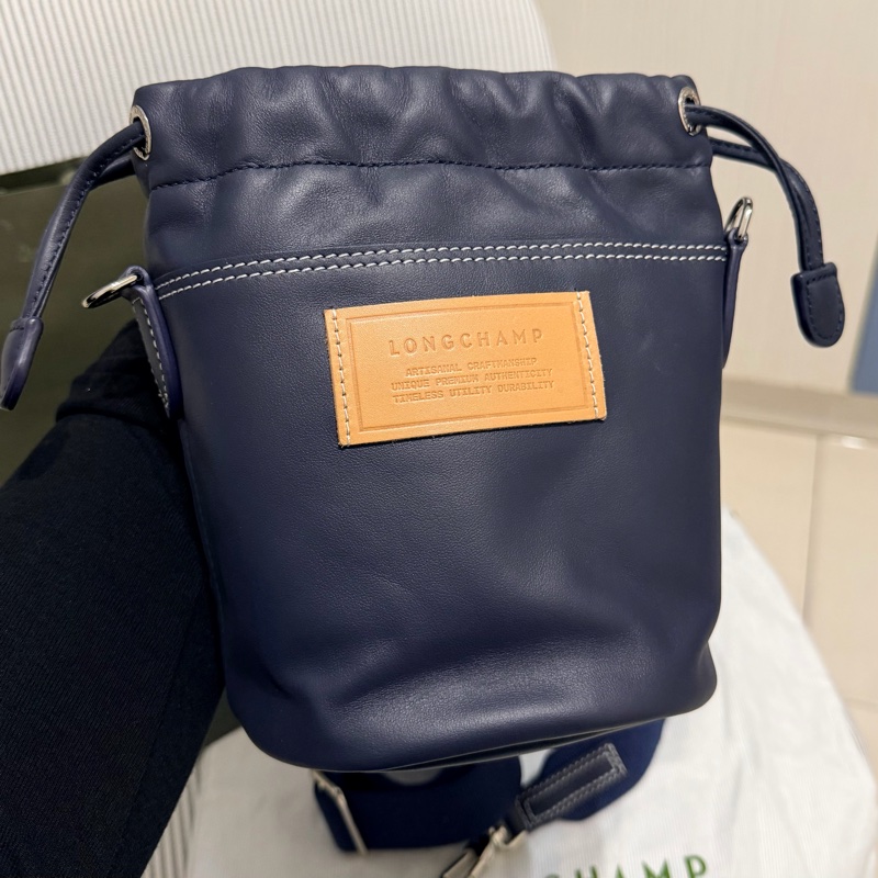 Longchamp Le Pliage Xtra XS 奔馬烙印牛皮抽繩水桶包 斜背包 深藍-3
