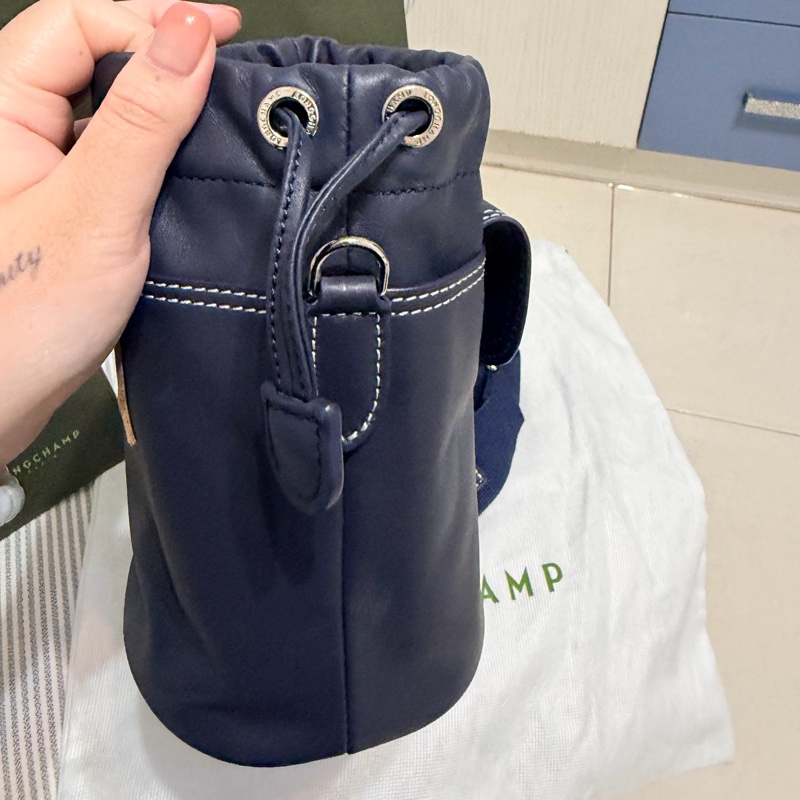 Longchamp Le Pliage Xtra XS 奔馬烙印牛皮抽繩水桶包 斜背包 深藍-6